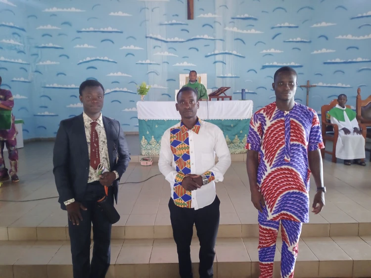 Équipe de traduction sur l'église Catholique d'Akodeha