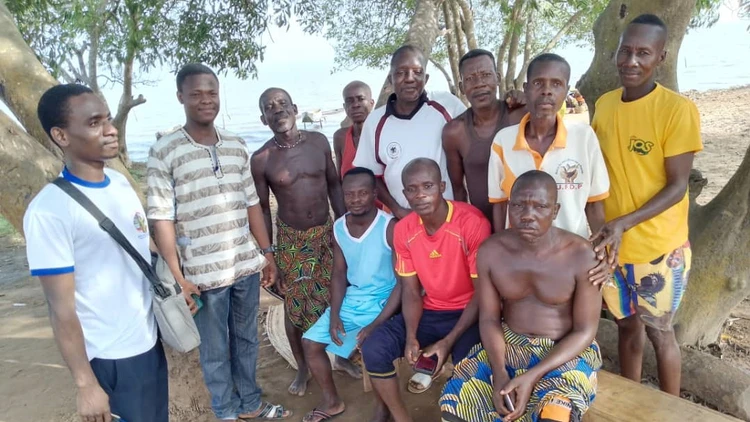 Vérification des séries avec la communauté xwela de oudèmè-Pédah.jpg